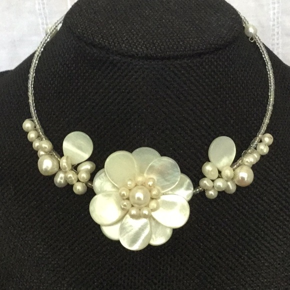 Jewelry - 18”CurvedWireW/IrridescentBeads&MOP Flowers&Pearls